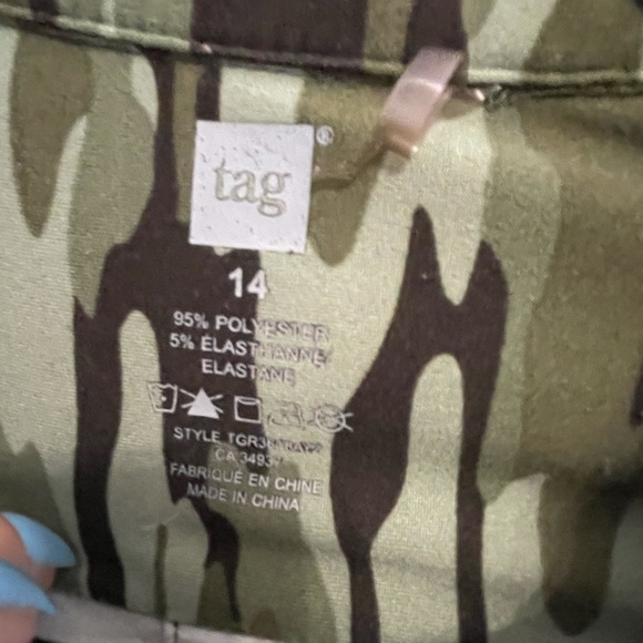 Stretch-Fitting Camo shirt. - Picture 3 of 3